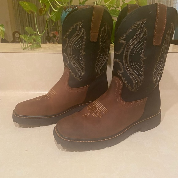 Work boots with style, steel toed for serious workers. Black top brown bottom. - Picture 2 of 5